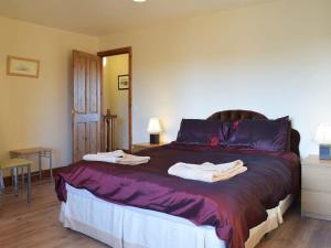A bed or beds in a room at Bowford Cottage 
