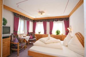 a hotel room with a bed and a television at Hotel Restaurant Rengser Mühle in Bergneustadt