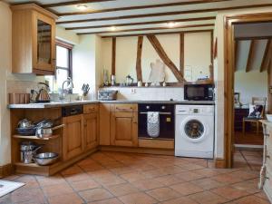 A kitchen or kitchenette at Duck Pond Cottage 