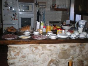 un mostrador de cocina con un montón de comida. en Casa Rural La Posada Del Frances, en Villarrubia de Santiago