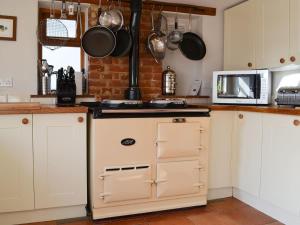 A kitchen or kitchenette at Ivy Cottage 