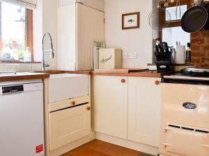A kitchen or kitchenette at Ivy Cottage 