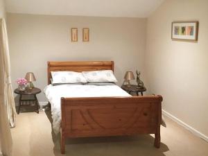 A bed or beds in a room at Waterwheel 