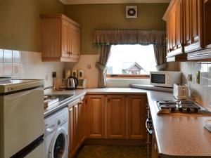 A kitchen or kitchenette at Crag End 