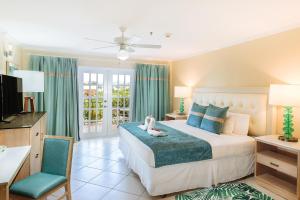 Rúm í herbergi á Bay Gardens Beach Resort & Spa