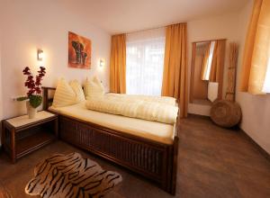 ein Schlafzimmer mit einem Bett und einem Fenster in der Unterkunft Dolce Vita in Serfaus