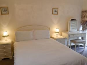 A bed or beds in a room at Crag End 