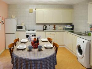 A kitchen or kitchenette at Coachmans Cottage 