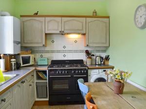 
A kitchen or kitchenette at Coastguard Cottage
