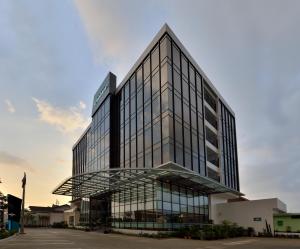 un edificio de cristal alto con muchas ventanas en Hotel California Bandung en Bandung