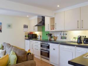 A kitchen or kitchenette at The Chicken Shed 