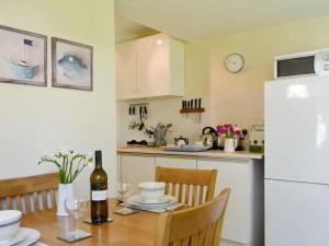 A kitchen or kitchenette at Little Cloverland 