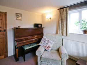A seating area at Cardinal Cottage 
