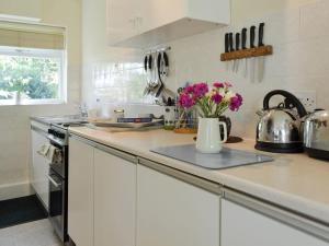 A kitchen or kitchenette at Little Cloverland 
