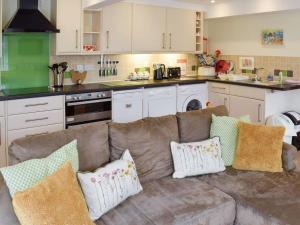 A kitchen or kitchenette at The Chicken Shed 