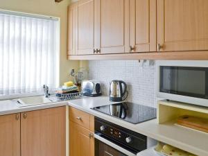 A kitchen or kitchenette at Lobster Cottage 