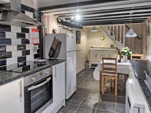 A kitchen or kitchenette at Bramble Cottage 