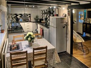 A kitchen or kitchenette at Bramble Cottage 