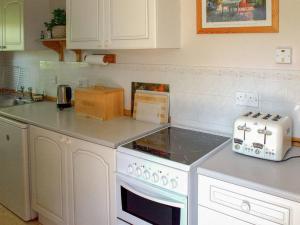 A kitchen or kitchenette at Kings Cottage Corner 
