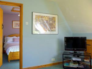 A television and/or entertainment center at Kings Cottage Corner 