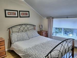 A bed or beds in a room at Bramble Cottage 