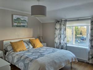A bed or beds in a room at Bramble Cottage 