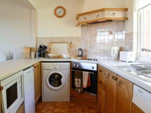 A kitchen or kitchenette at Abbey Cottage 
