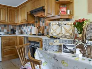 A restaurant or other place to eat at Cherry Tree Cottage 