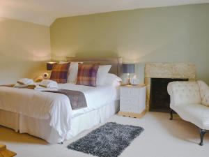 A bed or beds in a room at Sugar Hill Farm 