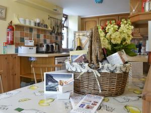 A restaurant or other place to eat at Cherry Tree Cottage 