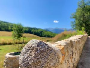 Una pared de piedra con una olla encima. en Mas Lo Faix, en Saint-Laurent-de-Cerdans