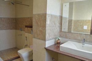 a bathroom with a sink, toilet and bathtub at Hotel Karan Vilas in Agra