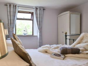 A bed or beds in a room at Cherry Tree Cottage 