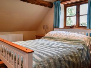 A bed or beds in a room at Chapel Cottage 