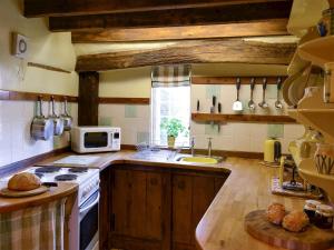 A kitchen or kitchenette at Harvest Cottage