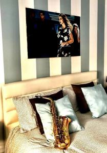 Dormitorio con cama con dosel en la pared en B&B A casa dell'artista, en Casteldaccia