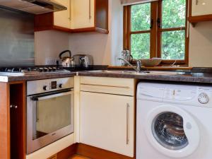 A kitchen or kitchenette at Chapel Cottage 