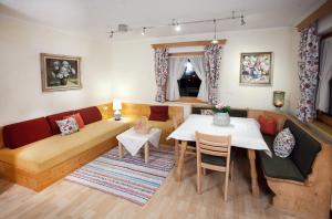 una sala de estar con un sofá y una mesa en Landhaus Gudrun, en Tux
