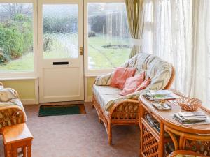 A seating area at Honey Bee Cottage 