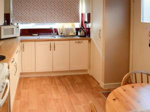 A kitchen or kitchenette at Honey Bee Cottage 