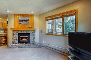 Μια τηλεόραση ή/και κέντρο ψυχαγωγίας στο Woods Manor 101A