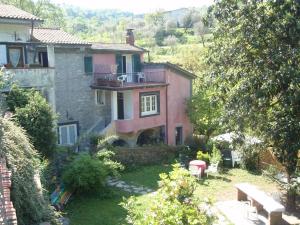 uma casa com uma varanda em cima em Il Borgo della Colomba em Fosdinovo