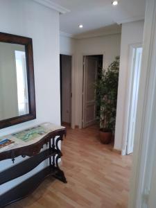 un salon avec une table et une plante dans l'établissement YEDRA, à Ourense
