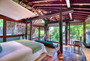 una camera da letto in una casa sull'albero con un letto di Morgan's Rock a San Juan del Sur