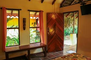 TV a/nebo společenská místnost v ubytování Caribe Town Bungalows