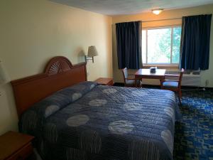 Postel nebo postele na pokoji v ubytování Rumford Motor Inn