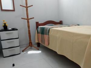 um quarto com uma cama e uma cruz na parede em Cantinho Da Del em Recife