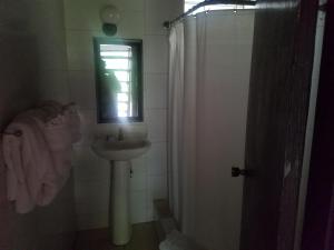 Kopalnica v nastanitvi Firefly Beach Cottages