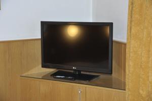 A television and/or entertainment centre at Madar Café Central Melk