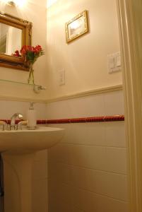 y baño con lavabo y espejo. en Arbor View House Bed and Breakfast, en East Marion
